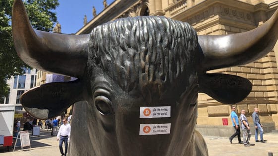 Gana bitcoins pegando stickers por tu ciudad