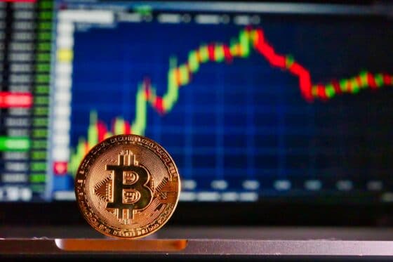 Mercados al día: precio de bitcoin en consolidación después de máximo histórico