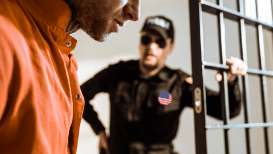 Detienen a líder de ciberataques con bitcoin y solicitan su extradición a EE. UU.